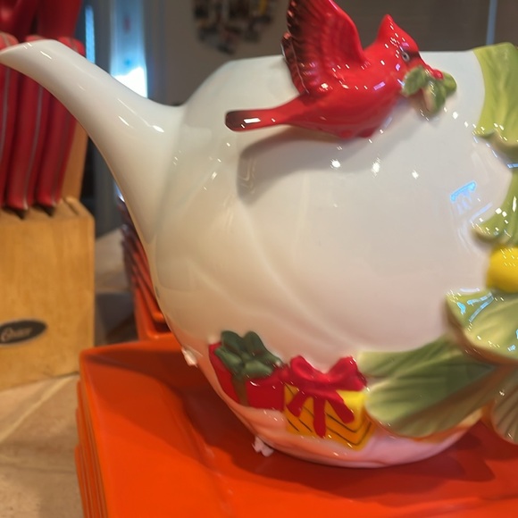 NIB beautiful cardinal Christmas tree teapot - Picture 4 of 6